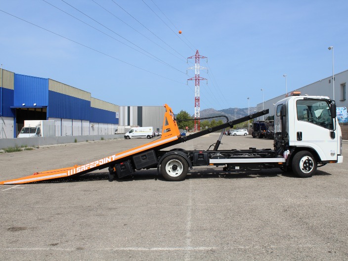 Camión ligero grúa plataforma de carga de coches diseñado en Mallorca