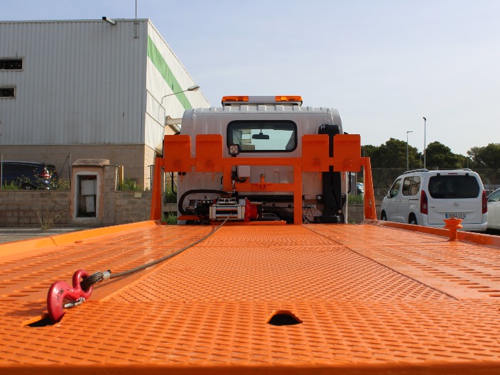 Camión ligero SAFEPOINT con plataforma deslizante para rescate de vehículos
